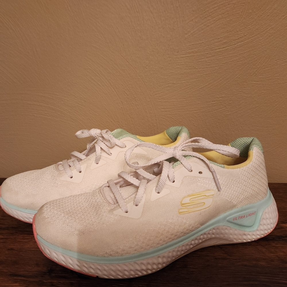 Skechers White and Mint Sneakers Size 8.5